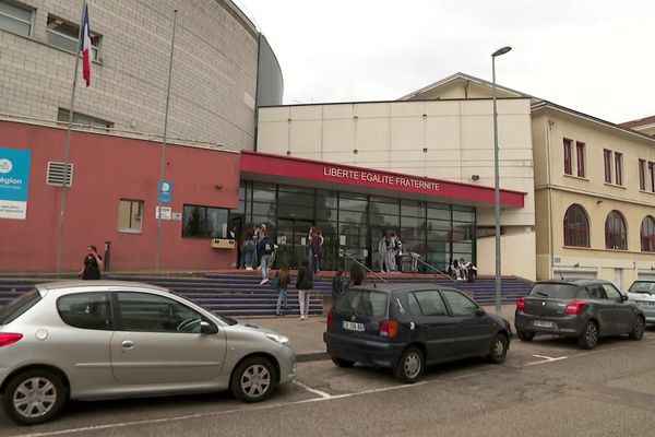 Le lycée Gambetta de Bourgoin-Jallieu où s'est produite l'agression