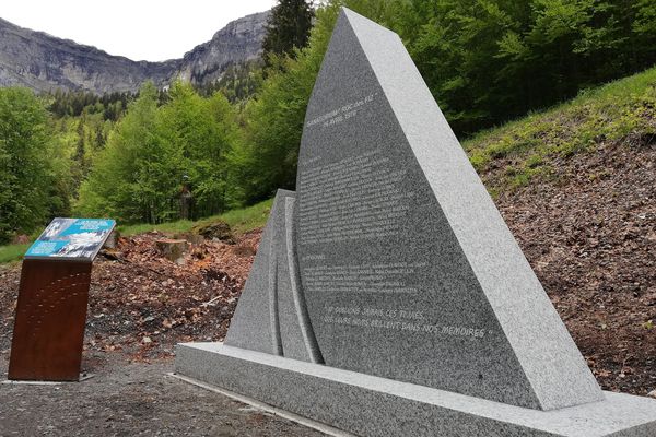 La stèle se trouve à quelques mètres du site de la catastrophe, commune de Passy en Haute-Savoie, mercredi 29 mai 2019.