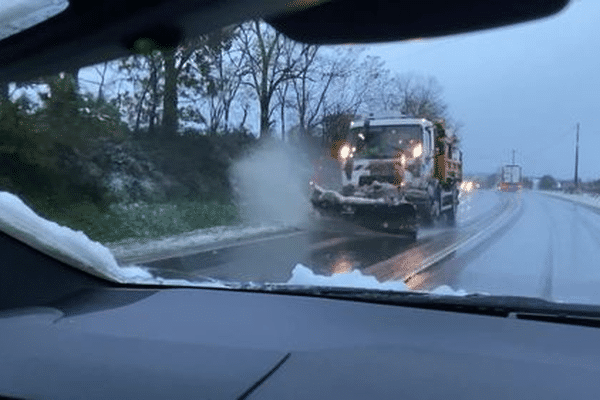 Ce vendredi 22 novembre, la neige et le verglas pourrait faire leur retour sur l'ensemble de la Bretagne placé en vigilance jaune jusqu'à 10h.