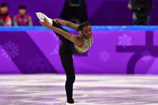 Déception pour Maé-Bérénice Méité qui a chuté lors de l'épreuve du programme court de patinage artistique par équipe.