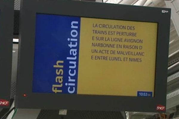 Un panneau annonce les perturbations en gare de Montpellier