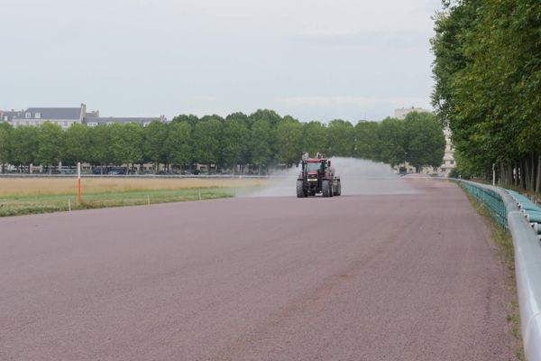 Quelles sanctions pour l'arrosage d'une piste hippique, en dehors des heures définies par l'arrêté préfectoral ?