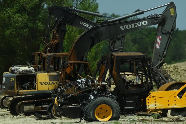 Un camion porte char servant au chantier de l'A 69 a été incendie vers 13h30 près de Saïx dans le Tarn. Un homme a été interpellé sur un campement d'opposants au projet autoroutier qui doit relier Castres à Toulouse.