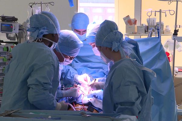 Les opérations chirurgicales sont déprogrammées pour faire face à l'afflux de patients Covid à l'hôpital.