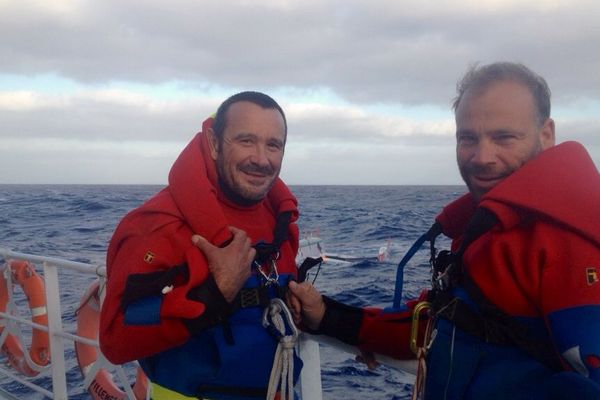 Pendant que la Transat se poursuit, Lalou Roucayrol et Mayeul Riffet ont pu être récupérés à bord du remorqueur West.