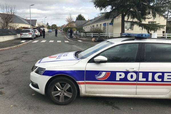 d'importantes force de police ont été mobilisées suite à la rixe au couteau qui a eu lieu le 13 novembre peu avant midi à Avrillé