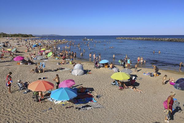 Agde (Hérault) - la plage du Môle - archives.