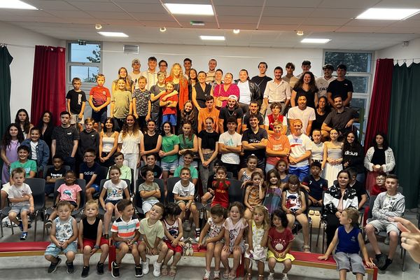 Les anciens élèves rassemblés pour une photo de classe à Sarniguet