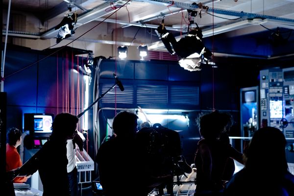 Sur le plateau éphémère de cinéma installé à l'école d'architecture de Clermont-Ferrand, l'école Louis Lumière reproduit des scènes de Frankenstein Junior réalisé par Mel Brooks, à la différence qu'ici, le tournage se fait en 3D.