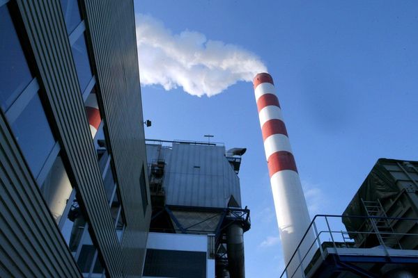 Une cheminée de l'usine d'incinération des déchets ménagers de l'Eurométropole, Port du Rhin à Strasbourg