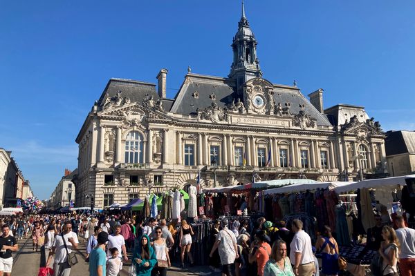 La rue Nationale concentre l'artère principale de la braderie de Tours. L'ensemble des magasins y ouvrent leurs portes pour proposer des petits prix.