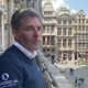 Le skipper belge Denis Van Weynbergh au balcon de l'hôtel de ville de Bruxelles