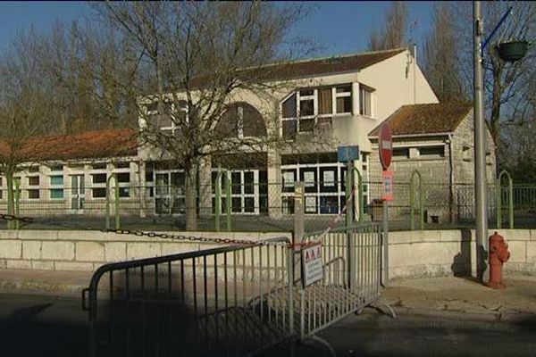 L'école de Thénac (17) était visée par les menaces. Les enfants ont été évacués et l'école fermée jusqu'à demain jeudi.