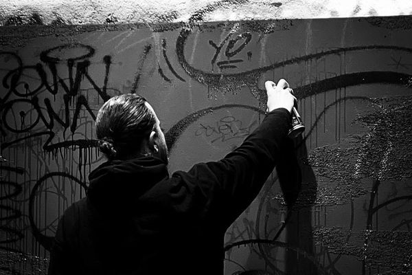 D'abord graffeur dans la rue, Sven exprime son talent sur des toiles.