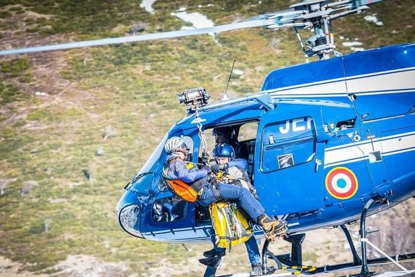 Dans le Cantal, le peloton de gendarmerie de montagne de Murat multiplie les entraînements avant la saison touristique, synonyme de hausse des accidents en montagne.