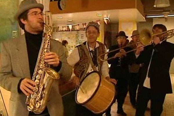 La fanfare Balkan Brass Band a lancé le 26e D'Jazz Nevers Festival en déambulant dans la ville et notamment au marché