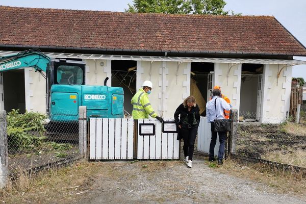 Des habitants assistent, attristés, à la démolition de l'école, qui fera place à une réalisation immobilière d'un promoteur, à quelques mètres de la plage à Lanton, Gironde