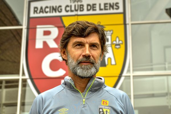 Eric Sikora, ancien joueur et entraîneur du RC Lens, a été désigné pour porter la flamme olympique dans le Pas-de-Calais.