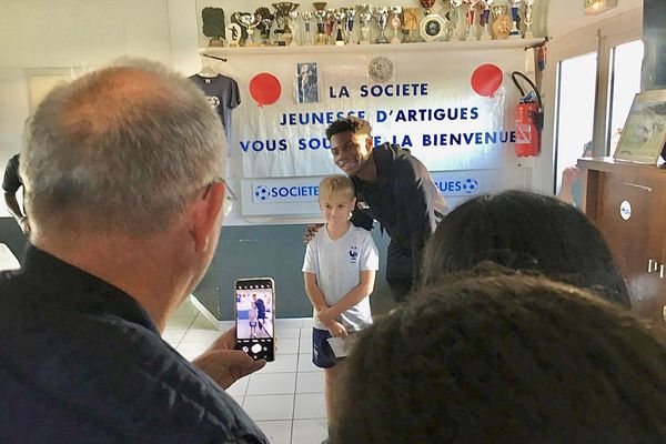 Aurélien Tchouameni en visite à Artigues avant de rejoindre le Bleus de la sélection à Clairefontaine.