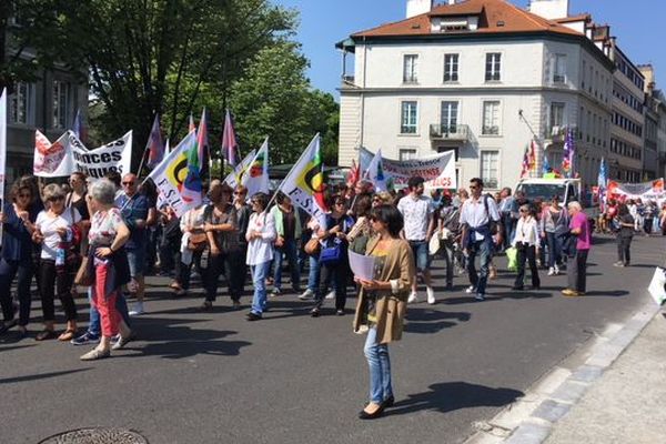 2 000 à 2 500 personnes manifestent dans les rues de Pau. 