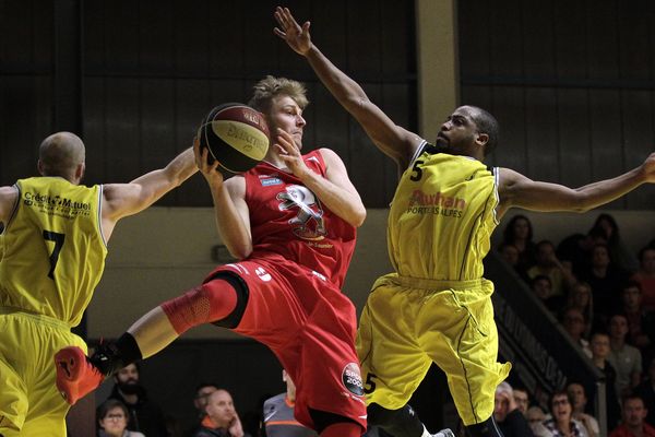 Saint Priest, le 1er avril 2017 - Basket N3M: ALSP (jaune) recoit Lons le Saunier (rouge) au gymnase Leon Perrier.