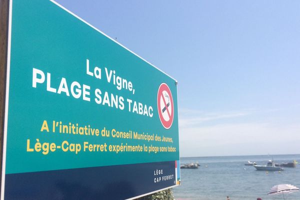 Sur la plage de La Vigne au Cap Ferret, les personnes sont invitées à ne pas fumer. L'interdiction n'est pas formelle. Mais cette première étape fait déjà débat. 