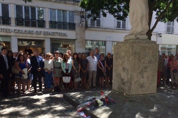 Une minute de silence observée ce lundi en hommage aux victimes de l'attentat de Nice à Orléans (Loiret)