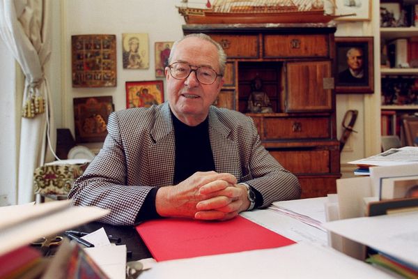 Jean-Marie Le Pen, pose dans son bureau à son domicile de Saint-Cloud, le 26 novembre 2001