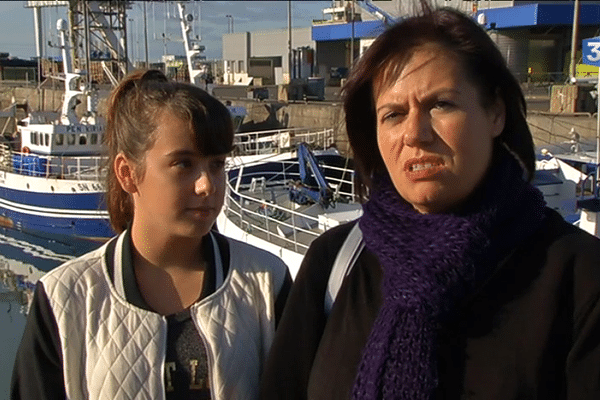 Océane et sa mère sur le port de la Turballe.