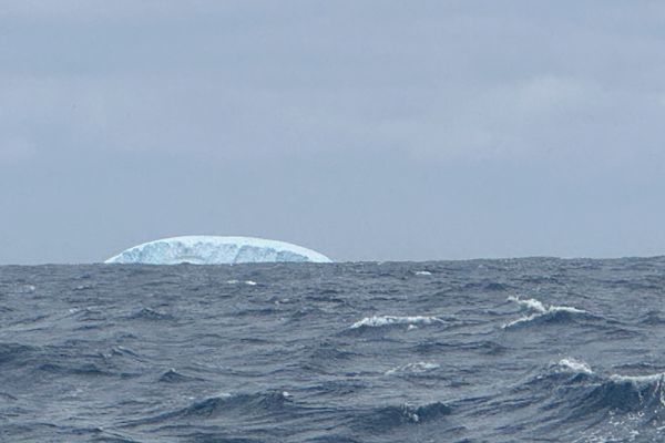 Un iceberg à la dérive et photographié par le skipper Conrad Colman.