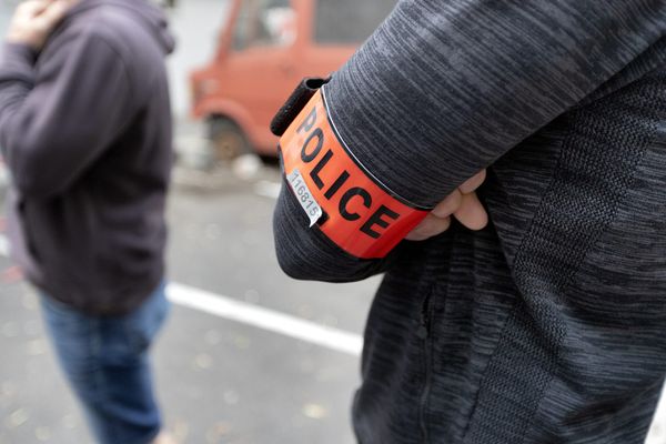 Aux alentours de 4h du matin, les agents du Raid ont procédé à l'interpellation de quatre hommes âgés de 21 à 36 après la découverte d'armes de catégorie A près d'un immeuble d'Echirolles.