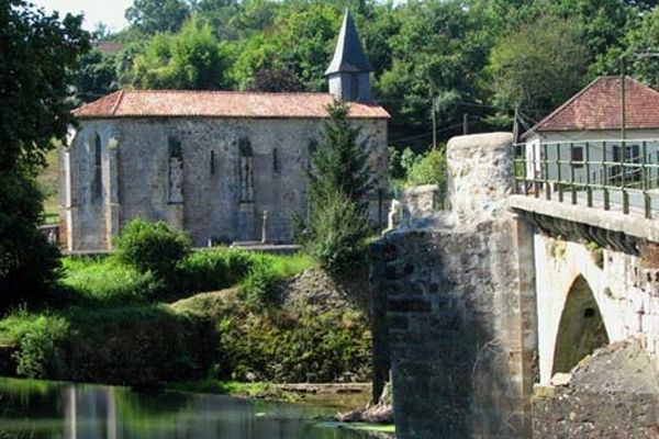 L'église et le vieux pont sur la Bidouze à Bergouey-Viellenave