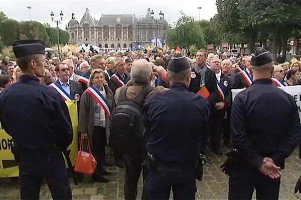 Les maires rassemblés devant la préfecture à Lille ce samedi matin.