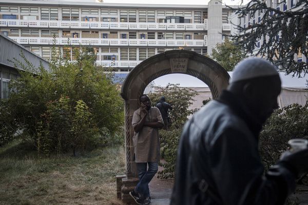 Des migrants attendent devant le bâtiment de l'Agence nationale pour la formation professionnelle des adultes (Afpa) à Montreuil (Seine-Saint-Denis), le 26 septembre 2018.