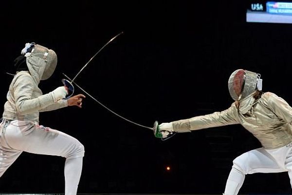 Cécilia Berder au contact de l'américaine Ibtihaj Muhammad (USA) pendant la finale de sabre de la coupe du monde d'escrime à Kazan (Russie) le 21 juillet 2014