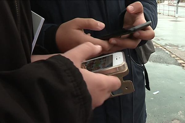 Les téléphones portables pourraient être totalement interdits dans les écoles et collèges à la rentrée 2018