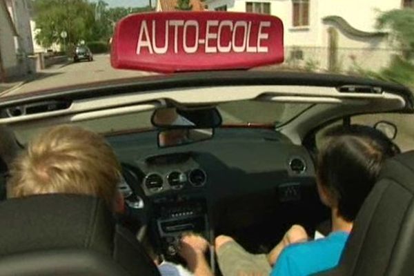 Exit les voitures banales : les autos écoles se mettent aux décapotables et aux cabriolets.