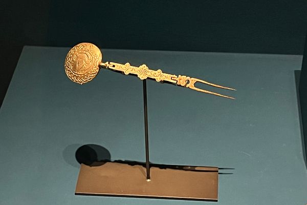 Fourchette-cuillère pliable, en métal, laiton et décor gravé (Louvre)