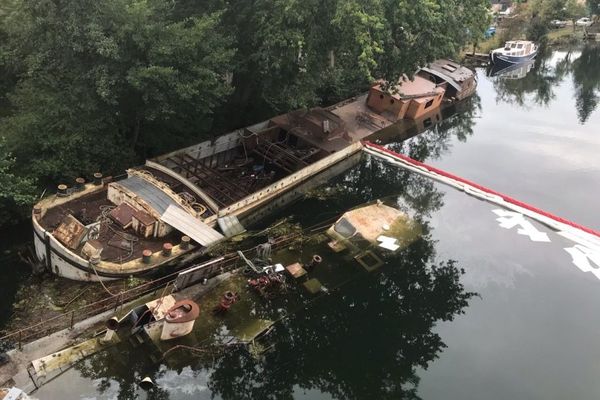 Les deux péniches qui ont coulé à Villeneuve-la-Guyard