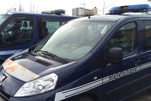 Entendus par les gendarmes l'homme a reconnu avoir percuté sa compagne, à Charensat dans le Puy-de-Dôme dans la nuit du vendredi au samedi 17 novembre, mais a ajouté qu'il s’agissait d'un accident. 