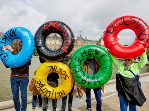 Les activistes du collectif Le Revers de la médaille protestaient au Jardin du Luxembourg en mars 2024 avec des bouées gonflables afin d'attirer l'attention sur les inégalités croissantes à l'approche des JO.