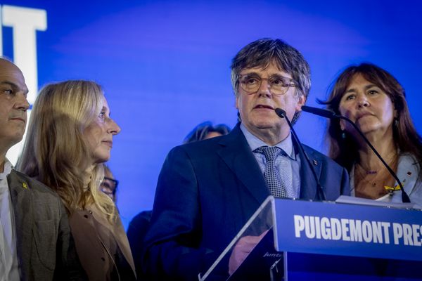 Carles  Puigdemont - qui a fait campagne depuis le sud de la France alors qu'il est toujours sous le coup d'un mandat d'arrêt en Espagne - avait assuré qu'il se retirerait de la politique locale en cas d'échec.