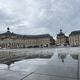 Nuages et petites pluies en Gironde (Le miroir d'eau place de la Bourse à Bordeaux)