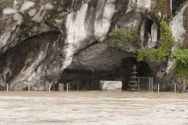 Les eaux du Gave ont envahi la grotte de Lourdes