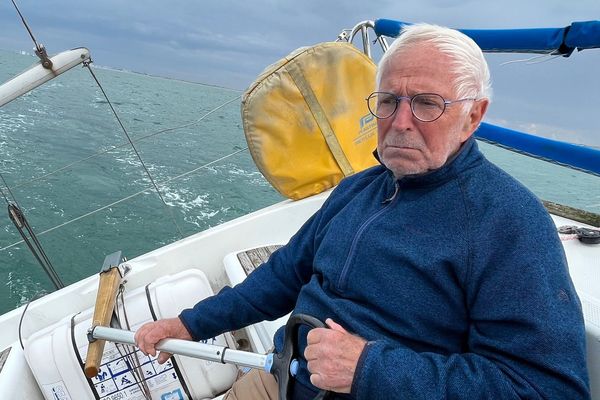 Jean-Claude Lenoir, président de l'association Salam qui vient en aide aux migrants, est décédé jeudi 11 juillet 2024, à 73 ans. Passionné de la mer, il était président  du Yacht-club du Calaisis et du comité départemental de voile du Pas-de-Calais.