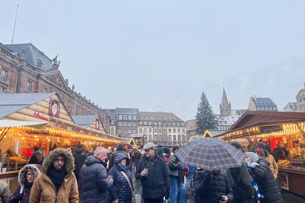 La fréquentation du marché de Noël de Strasbourg 2023, espérée à 3 millions de visiteurs, fait gonfler les prix dans l'hôtellerie.