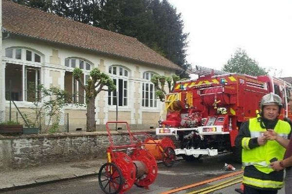 Incendie à côté de l'école de Saint-Jean-Ligoure