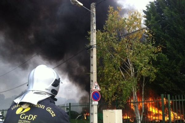 Le garage a pris feu pour une raison encore indéterminée.