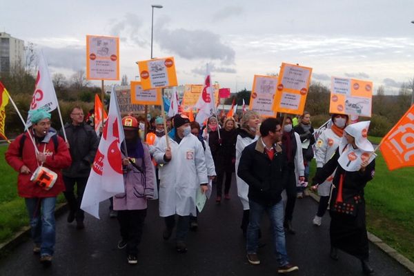 Le cortège des salariés du CHU de Brest se rend en centre-ville