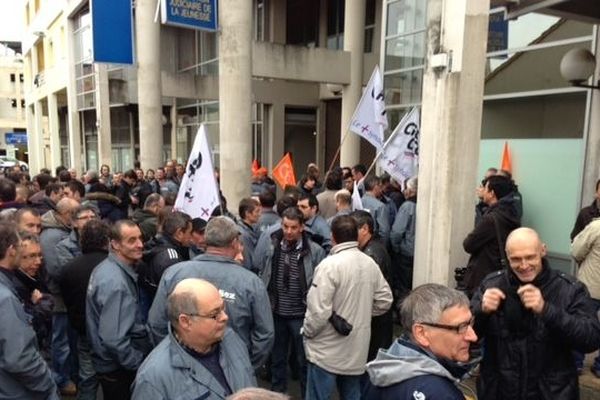 Les salariés d'Heuliez SAS ce mercredi matin devant le tribunal de commerce de Niort (79)